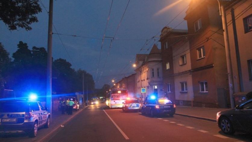 Tříletá holčička v Ostravě vběhla pod auto, v nemocnici zemřela